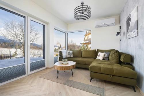 Hrube Wierchy Apartment in Zakopane with Mountain View, Parking and Air Conditioning by Renters Prestige