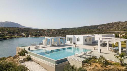 Seafront Luxury Escape With Infinity Pool