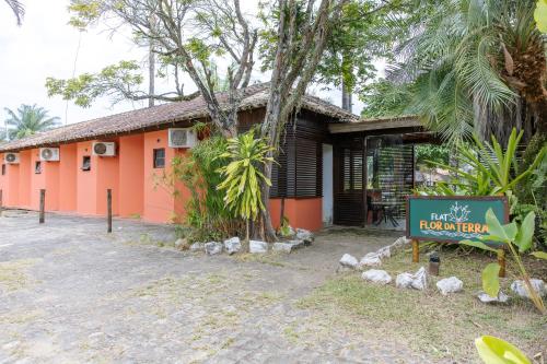 a building with a sign in front of it at Flat Flor da Terra in Itacaré