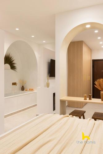 Relaxing Baths & Fireplace Nights Near Acropolis