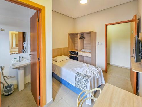 Camera piccola con letto e lavandino di Hotel Verdes Mares a Ouro Branco