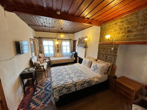 セルチュクにあるMystic Konakのベッドとリビングルームのある寝室