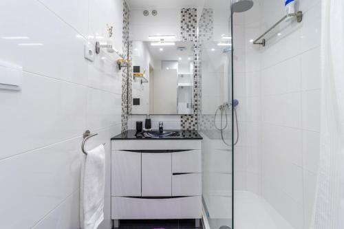Elegant 2 Bedrooms Apartment with Balconies in Lisbon
