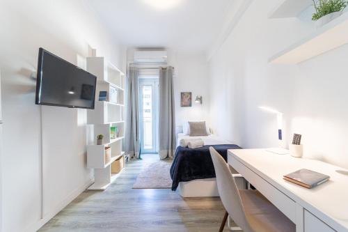 Elegant 2 Bedrooms Apartment with Balconies in Lisbon
