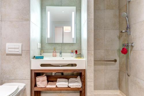 a bathroom with a sink and a shower at Résidence de Maisons-Laffitte in Maisons-Laffitte