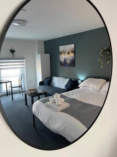 Postel nebo postele na pokoji v ubytování Bright & Modern Studio Central WV1 Appt 12