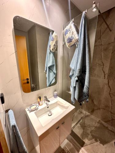 Ванная комната в Confort & Charme à la Tunisienne au Centre-ville