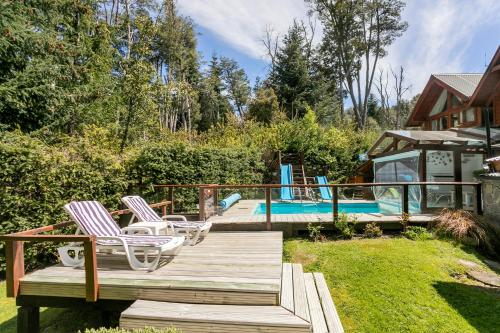 Bazén v ubytování BOG Costa de Rio - Piscina climatizada y costa de rio nebo v jeho okolí