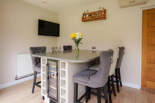 Et tv og/eller underholdning på Spacious 4 Bed House - Sleeps 8