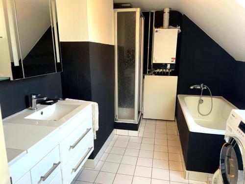 Un baño con lavabo, bañera e inodoro. en Bummelallee Schlösschen, en Bad Harzburg