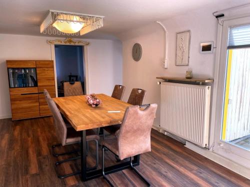 Un comedor con mesa y sillas de madera. en Bummelallee Schlösschen, en Bad Harzburg
