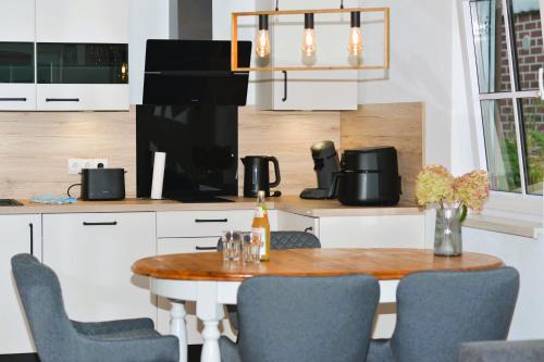 eine Küche mit einem Tisch und Stühlen in einer Küche in der Unterkunft Ferienwohnung Brama in Reinhardshagen