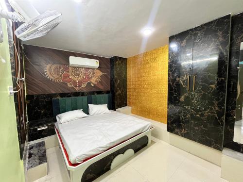 Ένα ή περισσότερα κρεβάτια σε δωμάτιο στο Ganga Palace Stay Home