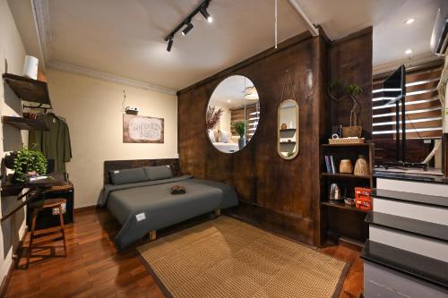 een slaapkamer met een bed en een spiegel bij RUM Studio 5 in Ho Chi Minh-stad
