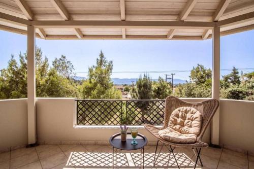 balcone con vista, tavolo e sedia. di Villa Zavria ad Argásion
