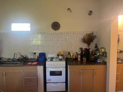 Cabañas el atardecer de Andrés - Flor Serrana - Tanti في تانتي: مطبخ مع موقد وطاولة عمل