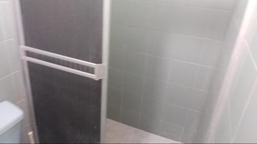a bathroom with a shower stall and a toilet at Hospedaje el floral in Tolú