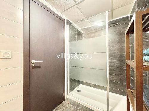 Et badeværelse på Linnea Sol by Villas&You