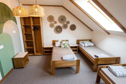 Zajazd w Biskupinie في بيسكوبين: غرفة بسريرين ومقاعد في العلية