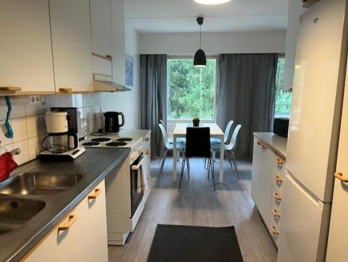 Kuchyň nebo kuchyňský kout v ubytování Kotimaailma - Tilava saunallinen kolmio Salossa