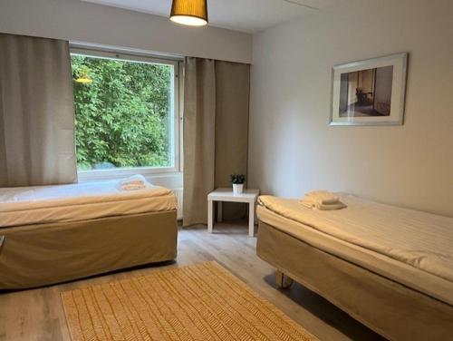 Postel nebo postele na pokoji v ubytování Kotimaailma - Tilava saunallinen kolmio Salossa