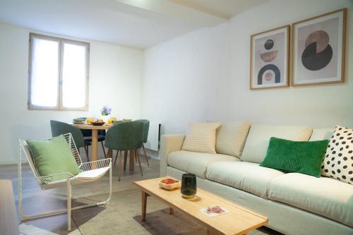 Hyères centre, 2 chambres, idéal pour famille في هييريس: غرفة معيشة بها أريكة وطاولة