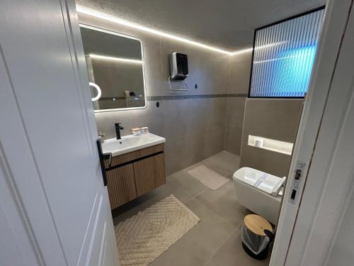 Koupelna v ubytování SOTERIO GRAND SUITE by PROJECT 86 IKE