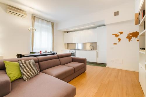 Micol's Place, bright apt 2 rooms, 2 toilets, near metro, 80 mq