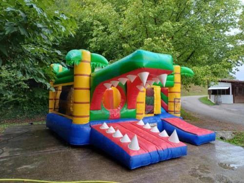 Un juego inflable en un patio de recreo con conos. en Camping Le Beauvillage, en Lauzerte