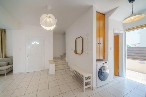 Fotografie z fotogalerie ubytování Seaside Villa Luci w jacuzzi v destinaci Paralimni