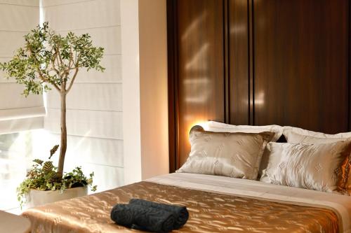a bed with a black towel on top of it at Studio New York in Imbituba