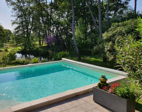 La alberca dentro o cerca de Gîte de l'Aiguille