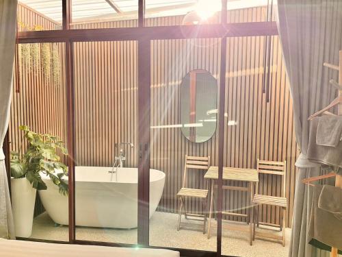 a bathroom with a tub and a sink at Bangsaen Cabana บางแสน คาบาน่า in Ban Thai Don (1)