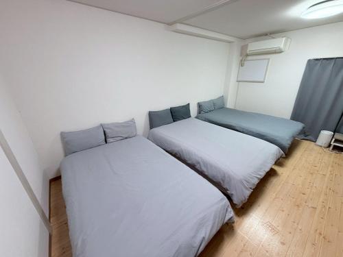 Simple three beds room in center of Osaka