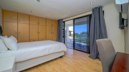 Ένα ή περισσότερα κρεβάτια σε δωμάτιο στο The Palace in Izinga Estate Umhlanga