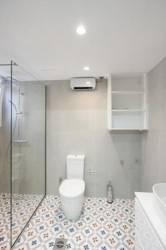 a bathroom with a toilet and a shower at Suite Room 33 Ioannina - Near airport in Ioannina