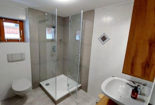 Et badeværelse på Ferienwohnung Fernsicht