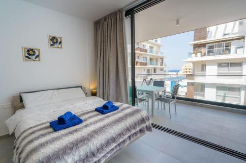Seaview Studio 49 with Balcony & Open Kitchen, Free Parking & Smart TV