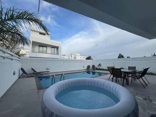 Hubstay - Seaview Villa Oriana in Larnaca