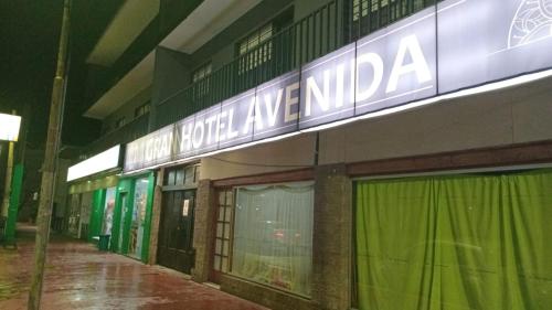 格塞尔镇Gran Hotel Avenida的一栋建筑，招牌上写着“酒店大道 natal”。