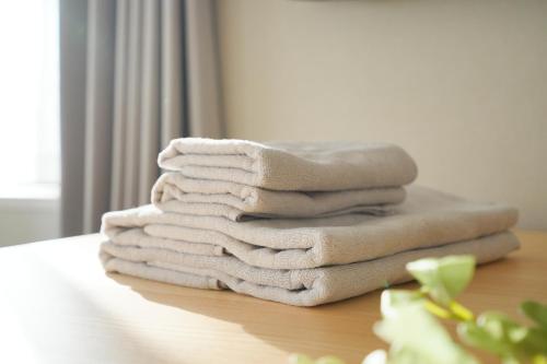 a stack of towels sitting on top of a table at Unite Stay Urayasu201 Close to Disneyland, 15 minutes by bus, 8 minutes by car, and good access from the nearest station to Tokyo Station, Ginza, and Asakusa in Tokyo