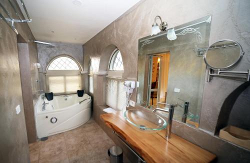 a bathroom with a sink and a bath tub at B&B Villa Mamma Rita in Tortora