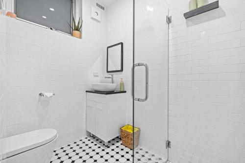 Ένα μπάνιο στο Industrial Central Apartment - Shop 8