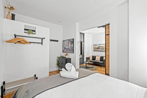 Ένα ή περισσότερα κρεβάτια σε δωμάτιο στο Industrial Central Apartment - Shop 8