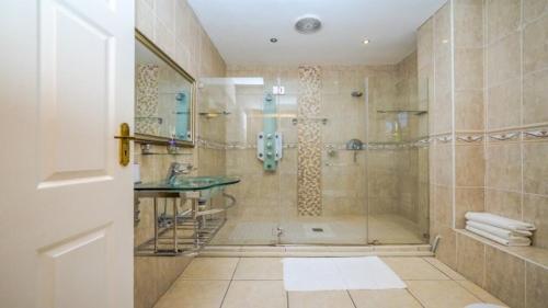 Ένα μπάνιο στο The Palace in Izinga Estate Umhlanga