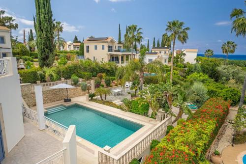 Seaview Villa Selenia pool & jacuzzi in Neo Chorio في نيو تشوريو: منظر جوي لفيلا بها حوض سباحة