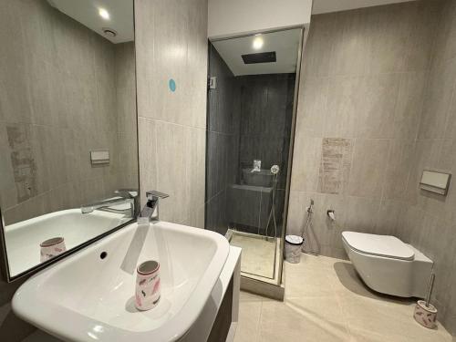 Un baño con lavabo, bañera e inodoro. en Marina Smir Port Luxury 2BR - Seaview - Beachfront, en Marina Smir
