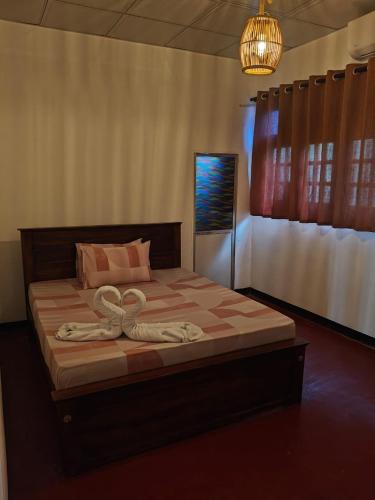 En eller flere senge i et værelse på angel villa ahangama