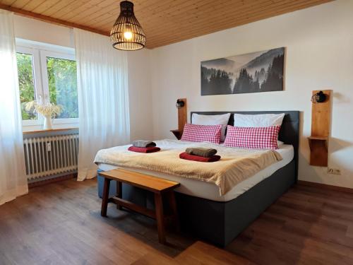 Postel nebo postele na pokoji v ubytování Schwarzwaldraum Schlossblick