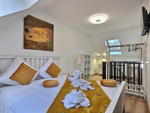 Postel nebo postele na pokoji v ubytování Small Mezzanine Loft Modern & Bright